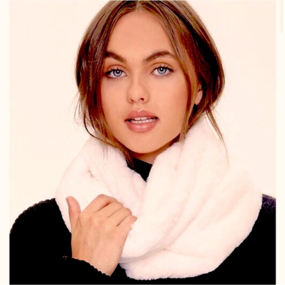 NWT Forever 21 Soft Pink Faux Fur Scarf